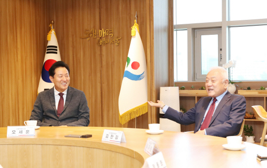 김한길 국민통합위원장과 오세훈 서울시장이 2일 서울시청에서 서울지역협의회 출범식에서 대화를 하고 있다. 통합위 제공